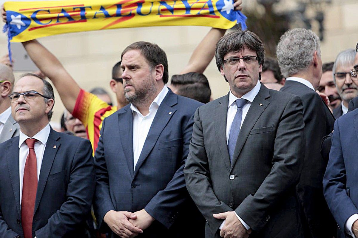 Carles Puigdemont, amb Junqueras i Turull, l'endemà de l'1-O