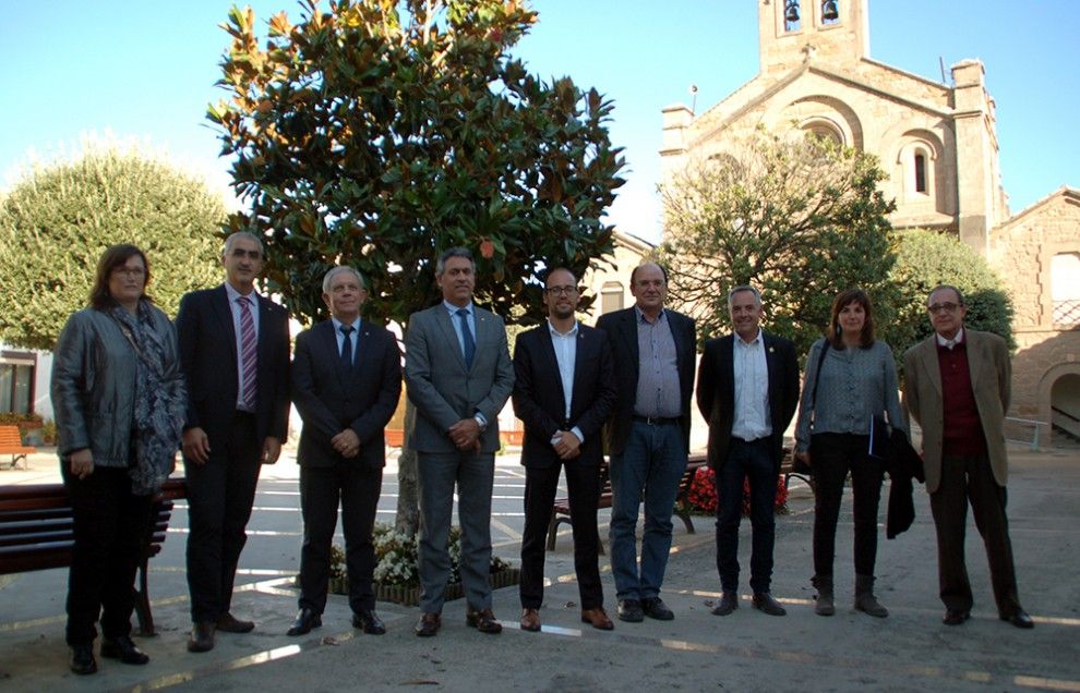 El conseller Jordi Ciuraneta amb polítics i alcaldes del Berguedà.