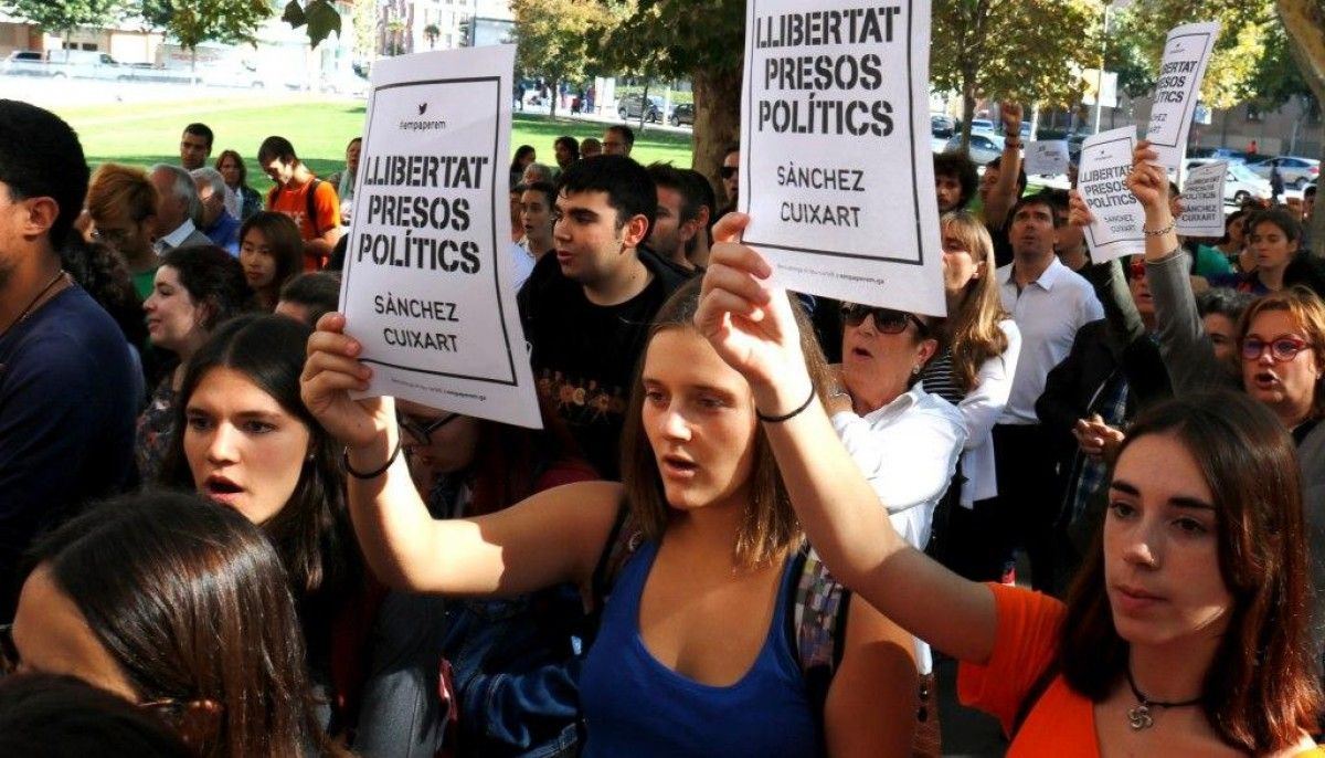Imatge de dues manifestants amb cartells