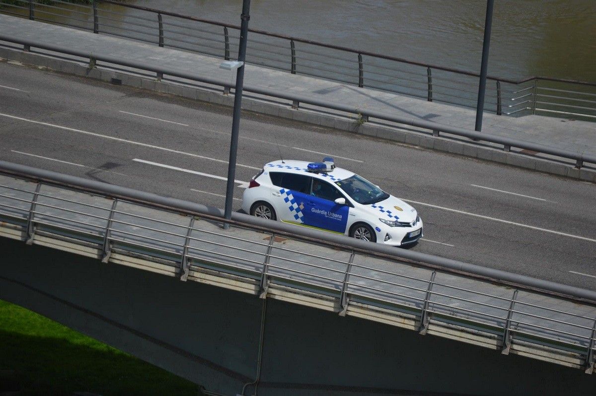 Un cotxe de la Guàrdia Urbana circulant per Lleida