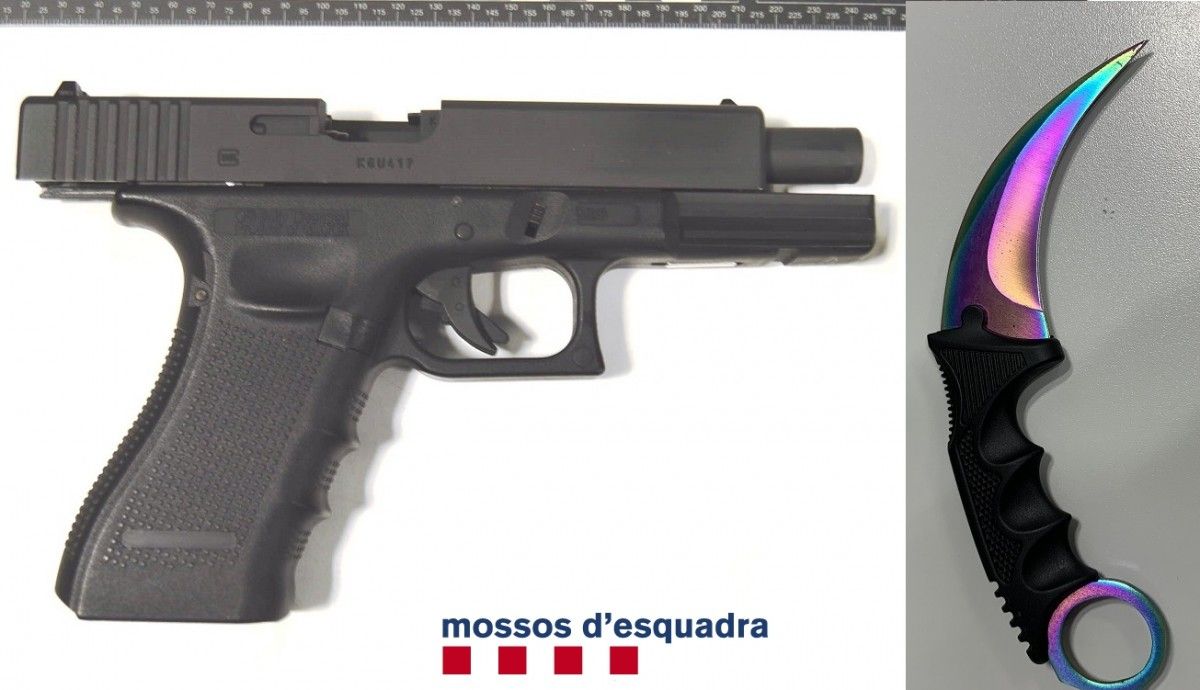 Imatge de la pistola falsa i el punyal