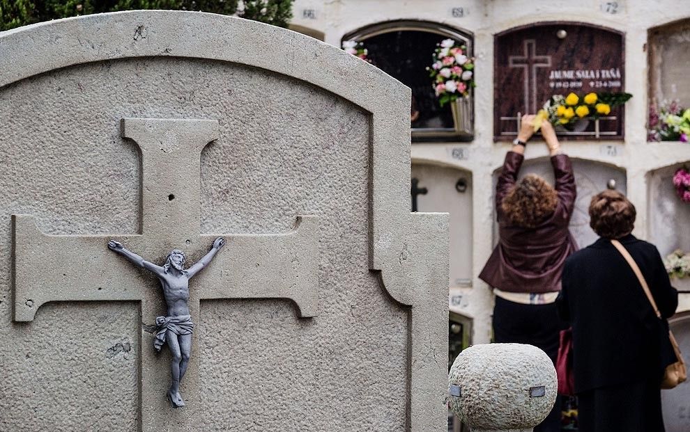 Per Tot Sants, els catalans acudeixen als cementiris