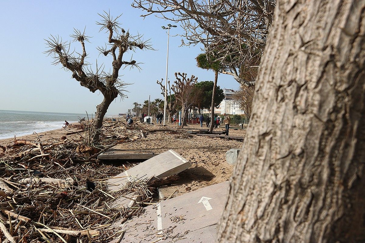 El front marítim de Pineda de Mar després del pas del temporal