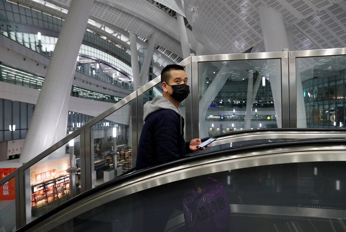 Un passatger porta una màscara en una estació de tren de Hong Kong