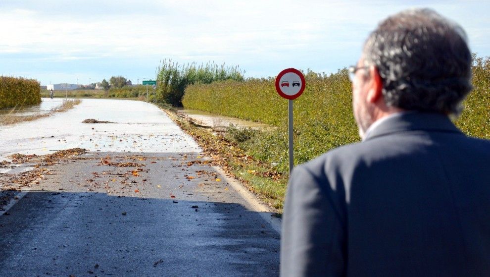 Joan Reñé davant els desperfectes d'una carretera