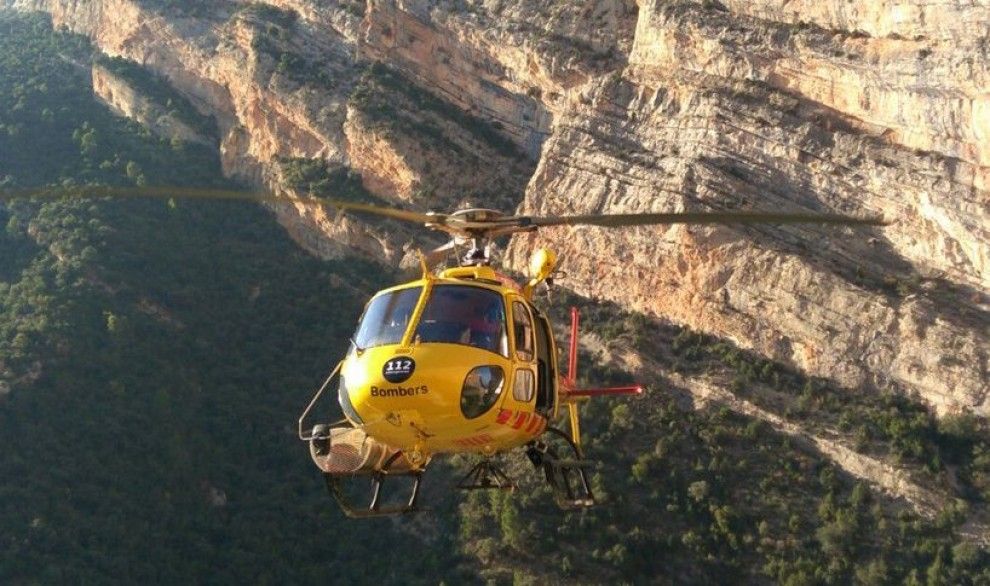 L’helicòpter dels Bombers en un rescat a Mont-rebei.