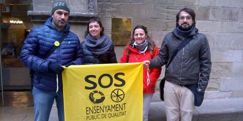 Membres de la Marea Groga de Lleida amb una pancarta contra les retallades