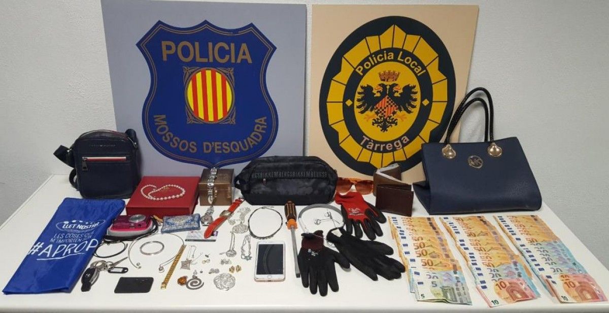 Imatge dels objectes i diners intervinguts per la policia als detinguts