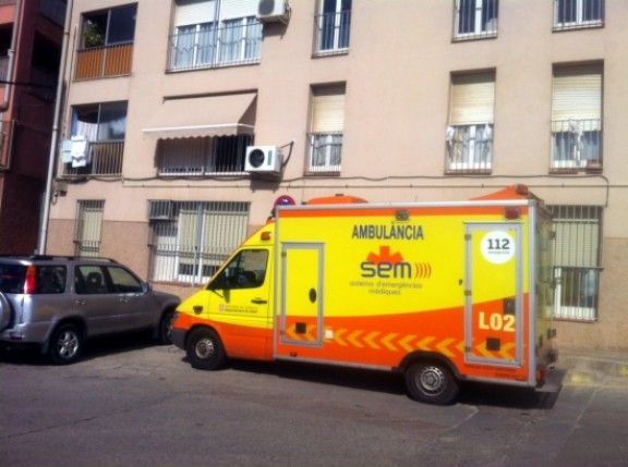 Una ambulància es va desplaçar fins al pis de la víctima
