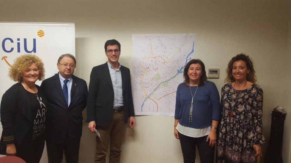 Els regidors de CiU amb el mapa dels punts foscos de Lleida