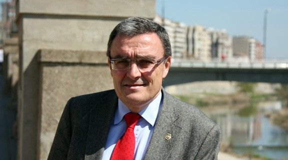 El candidat del PSC i actual alcalde de Lleida, Àngel Ros, al costat del marge esquerre del riu Segre.