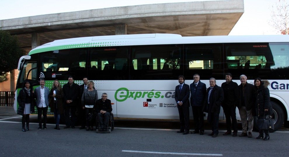Alcaldes i polítics, al davant de l'autobús 