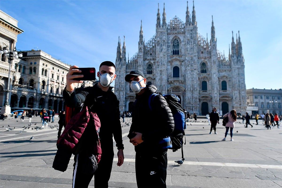 Turistes davant la catedral de Milà