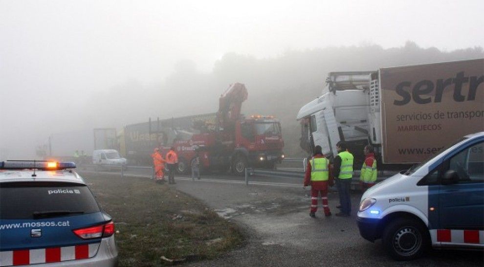 Imatge de l'accident de cinc camions a l'AP-2 a Castelldans