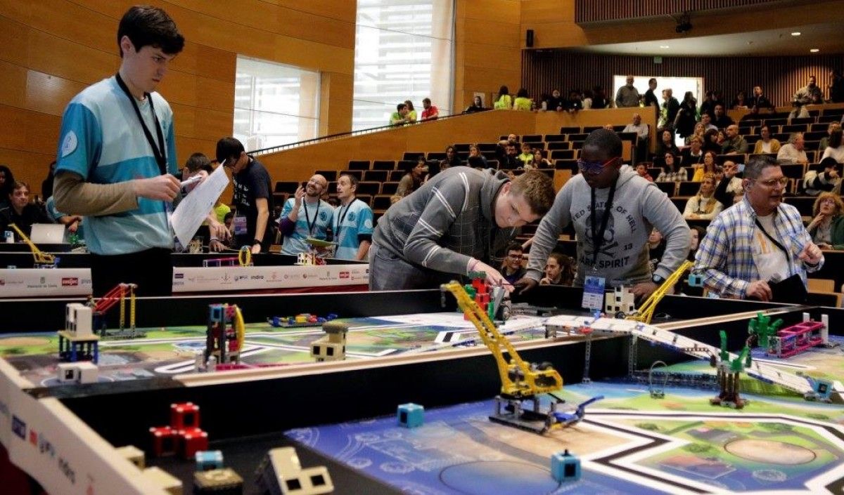 Dos participants durant un torneig de la First Lego League