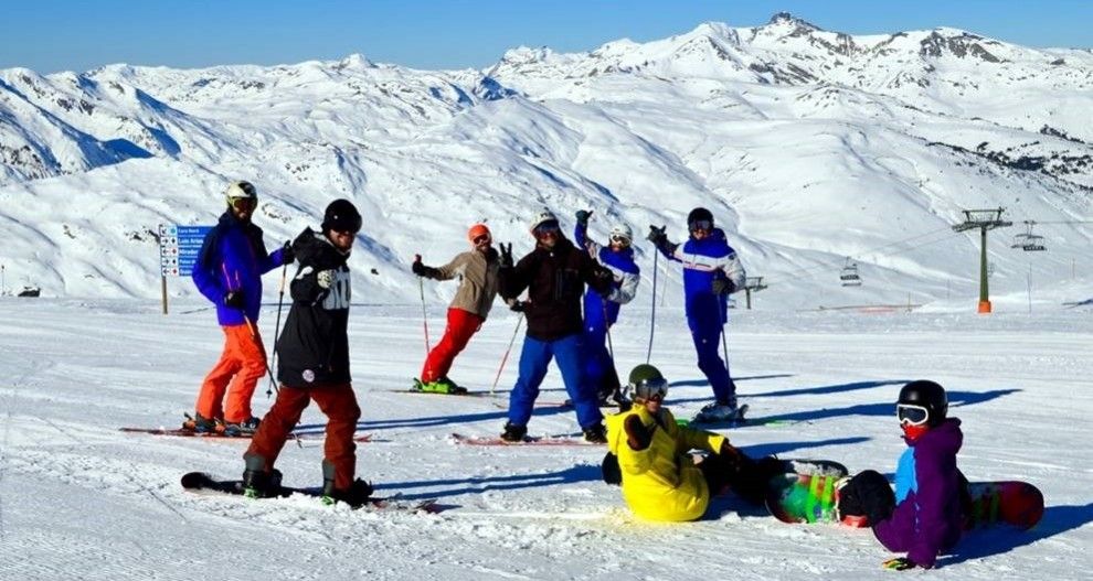 Un grup d'esquiadors a les pistes de Baqueira Beret