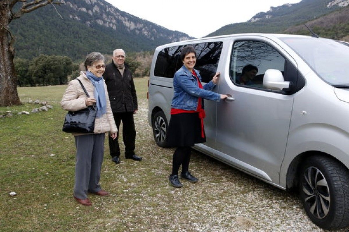 La taxista Queralt Sala amb la usuària Maria Graus i el seu home, Jaume Canal, agafant el vehicle a Guixers