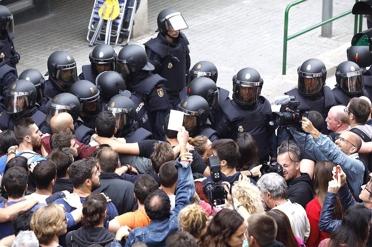 Imatge de votants i de policia espanyola l'1-O