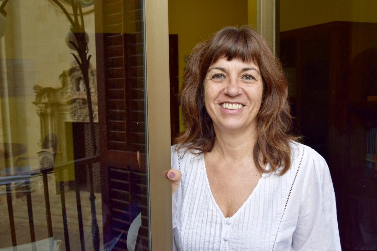 Alba Pijuan, alcaldessa de Tàrrega, des del balcó del seu despatx