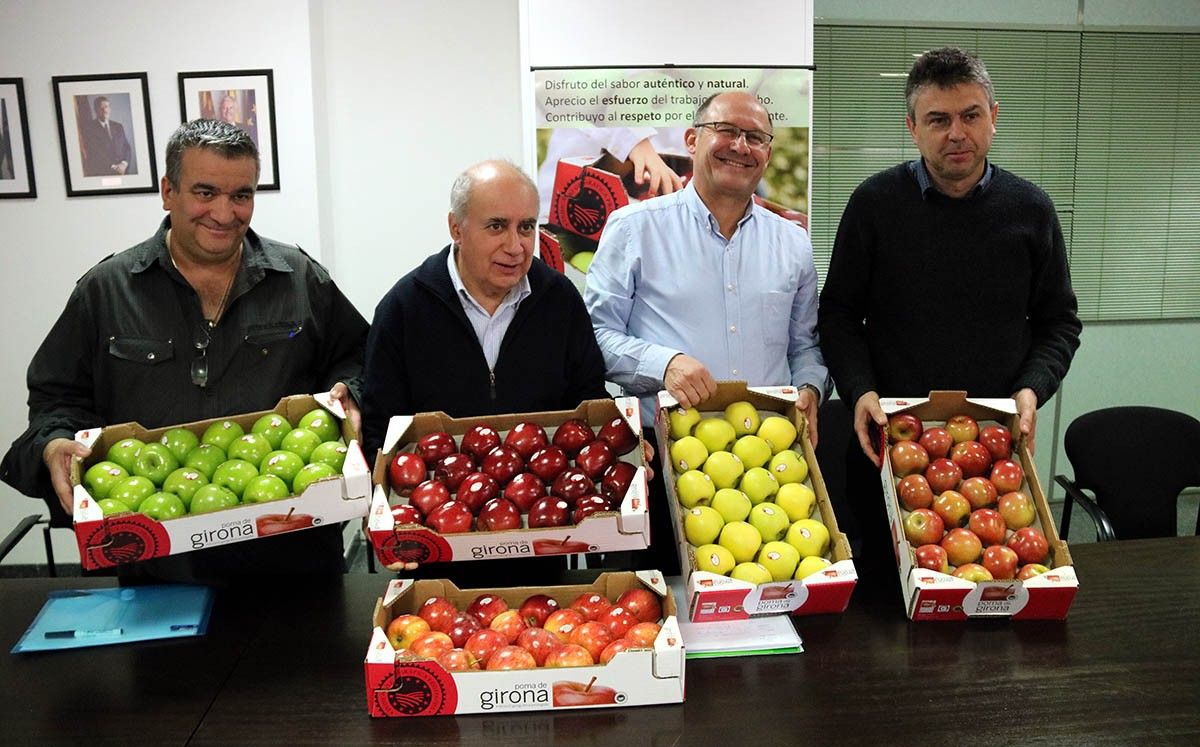 Sindicats i empresaris de Poma de Girona amb caixes d'aquesta fruita