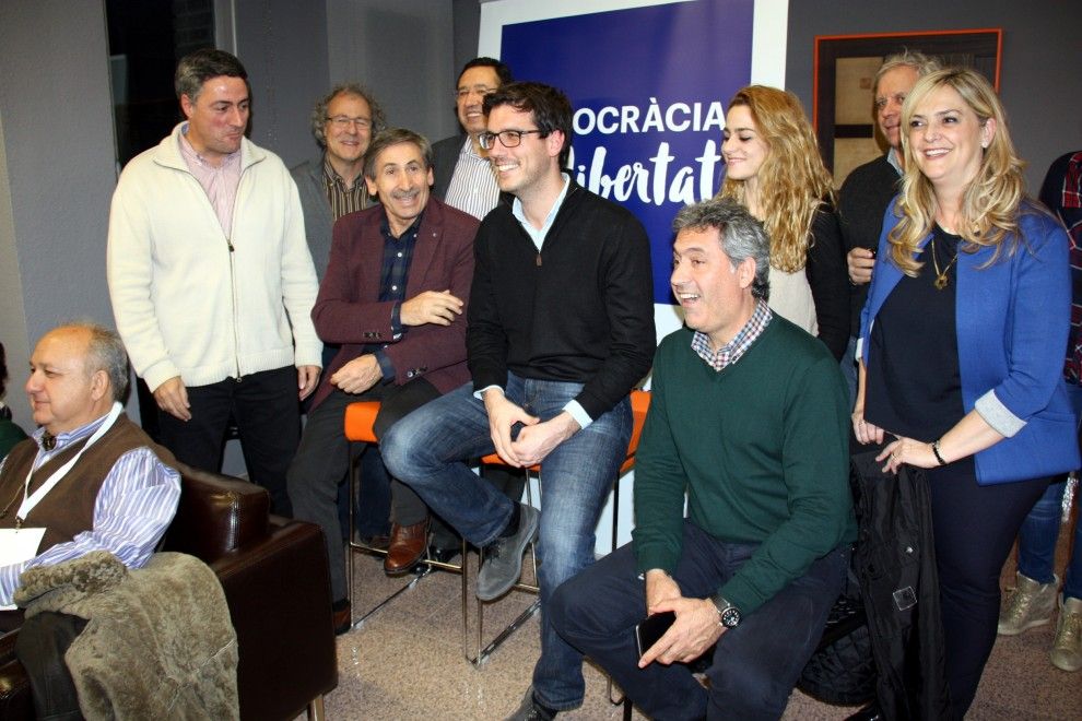 Membres de Democràcia i Llibertat celebrant la victòria a Lleida