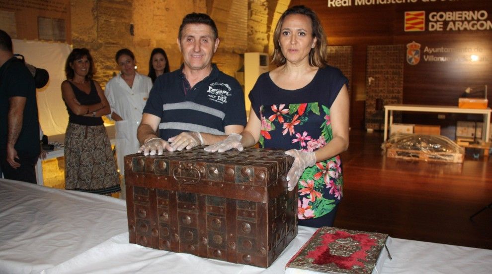 La consellera de Cultura d'Aragó, amb l'alcalde de Vilanova de Sixena