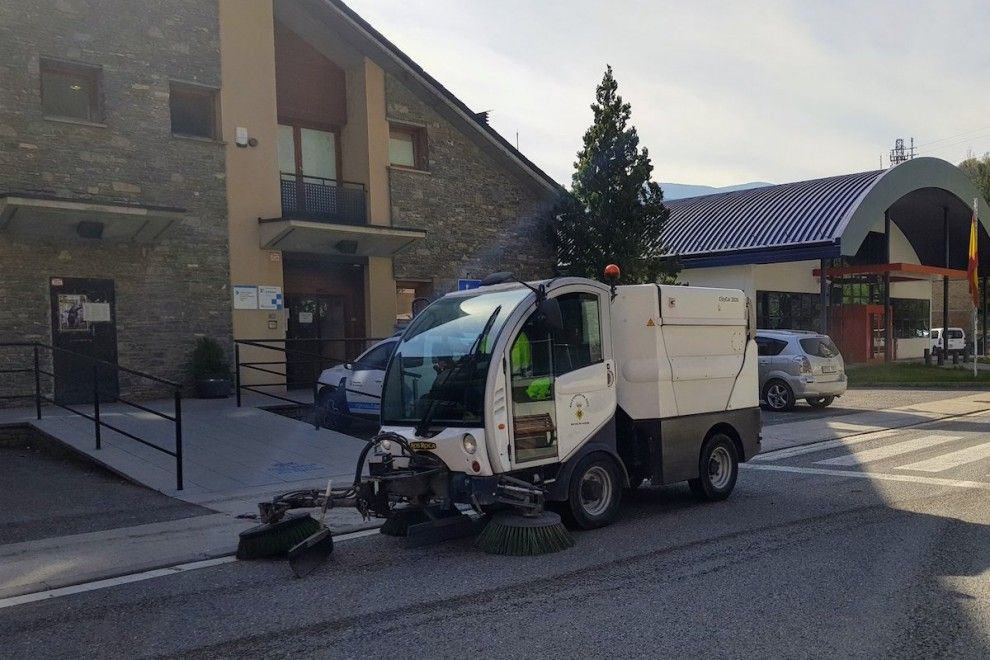La brigada municipal netejant els carrers de Sort