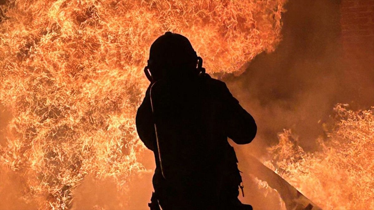 Un bomber extingint un incendi