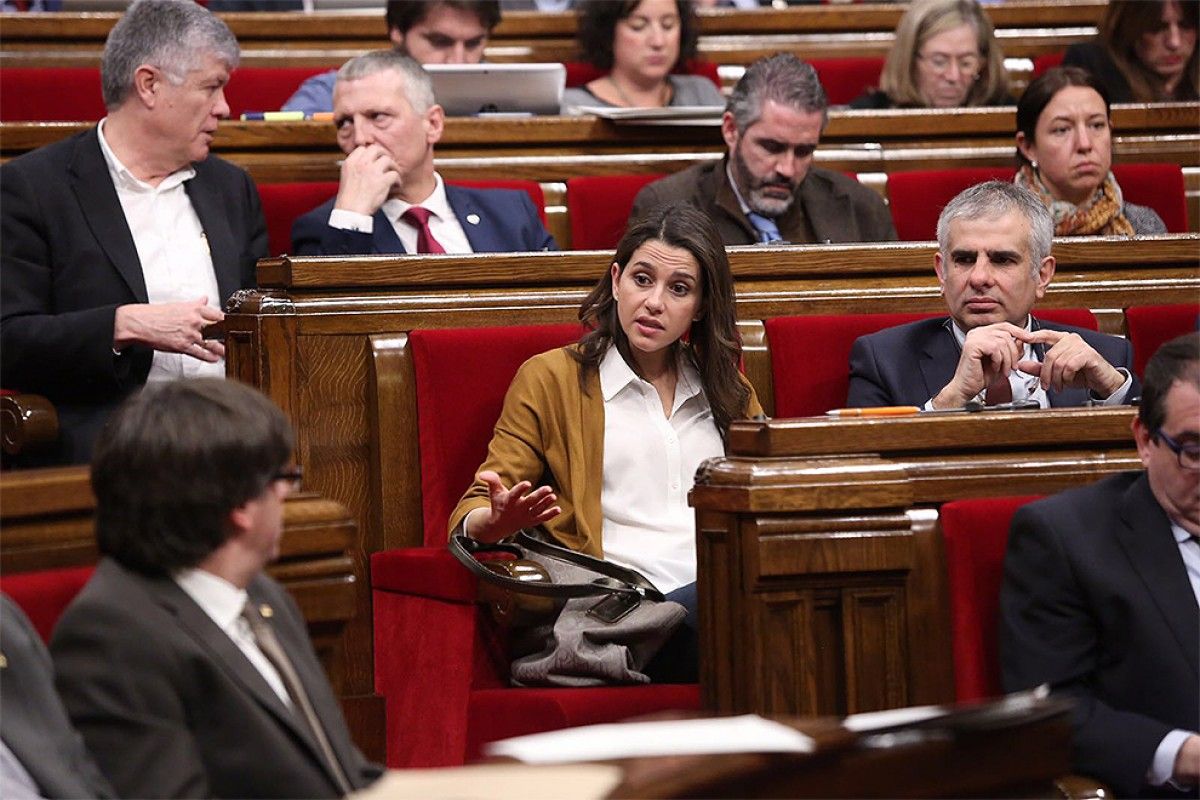 Inés Arrimadas parlant amb Carles Puigdemont.