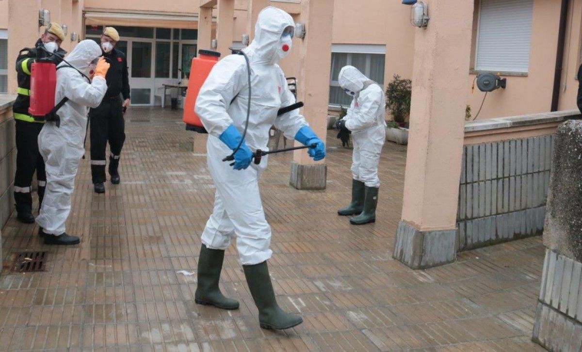 Militars desinfectant la residència d'Àger
