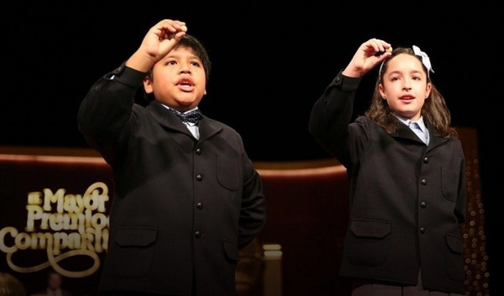 Dos nens cantant un premi 