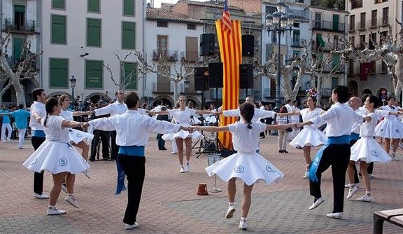 Sardanistes al Mercadal durant la Festa Major de Balaguer