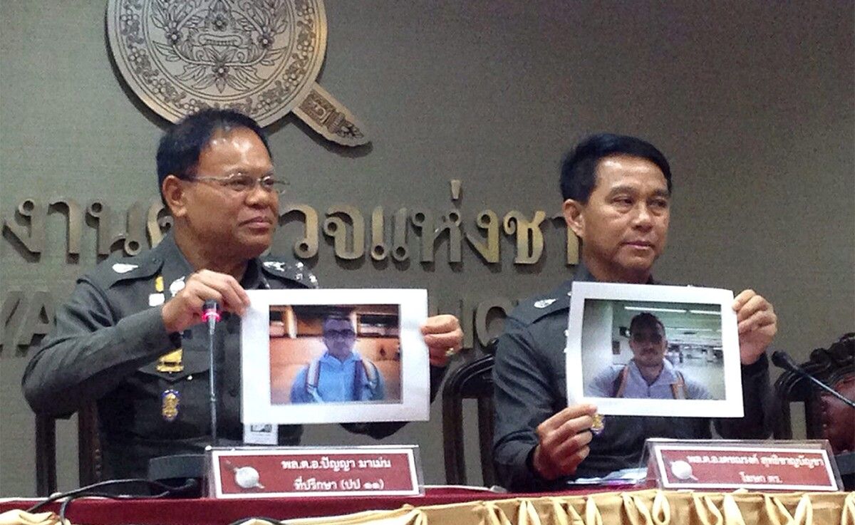 La policia tailandesa, amb les fotos dels dos sospitosos