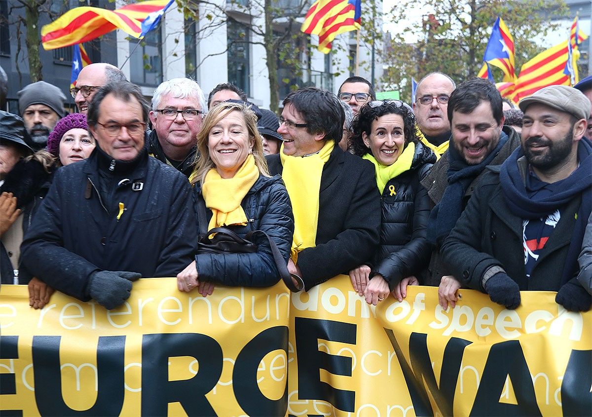 Artur Mas, Neus Lloveras, Carles Puigdemont i Marta Rovira a la manifestació de Brussel·les