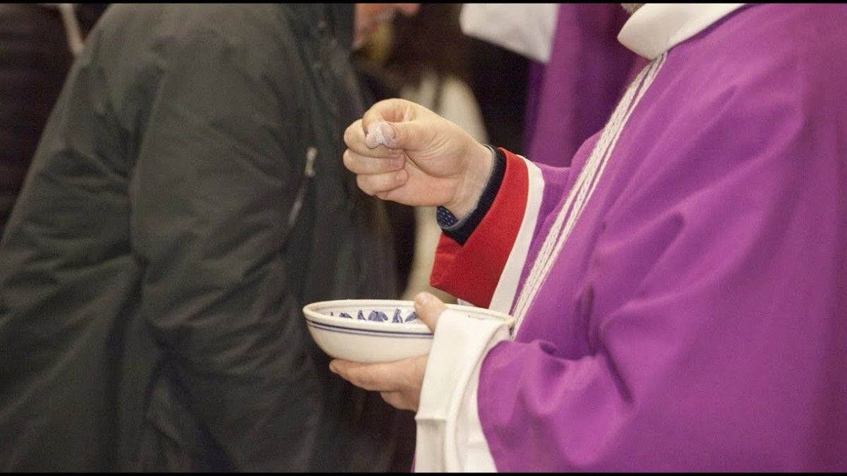 Imatge d'un capellà donant la comunió 