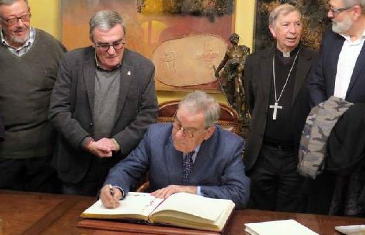 Lluís Foix firmant el llibre d'honor de la Paeria