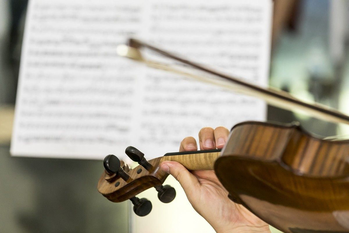 Imatge d'un violí davant una partitura