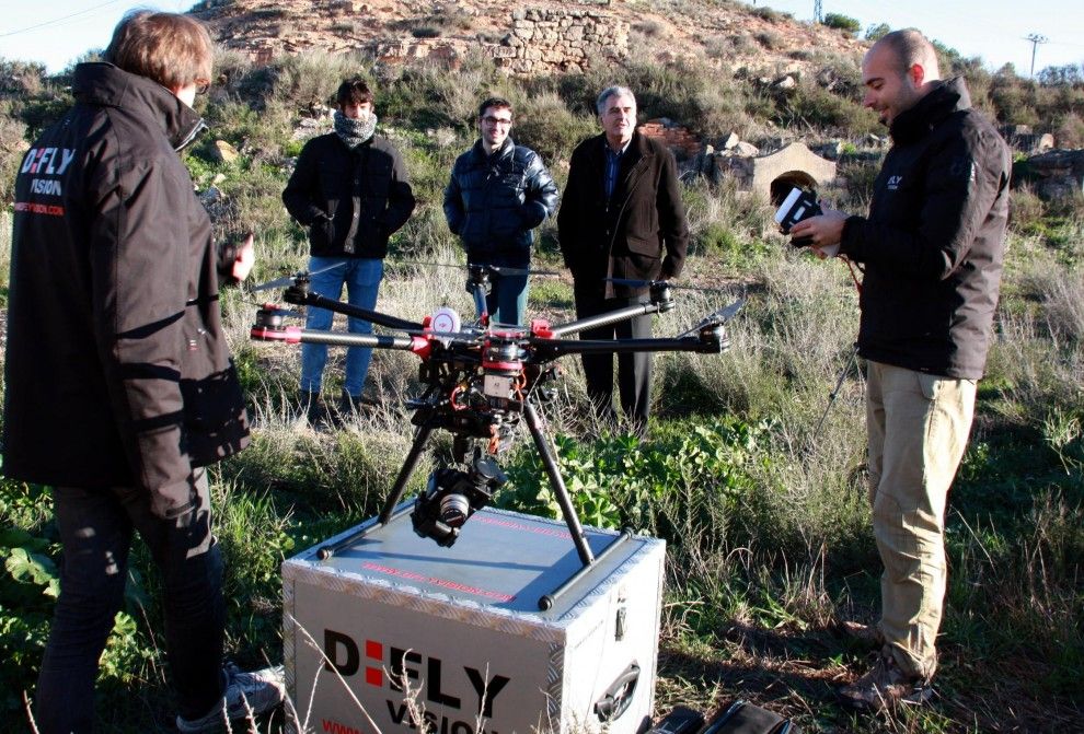 Els tècnics del drone, amb l'alcalde de Torrebesses