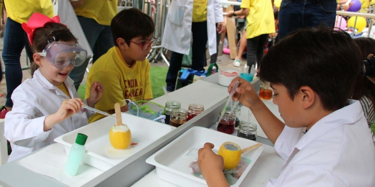 Nens i joves participant a la mostra Ciència al Carrer l'any 2019