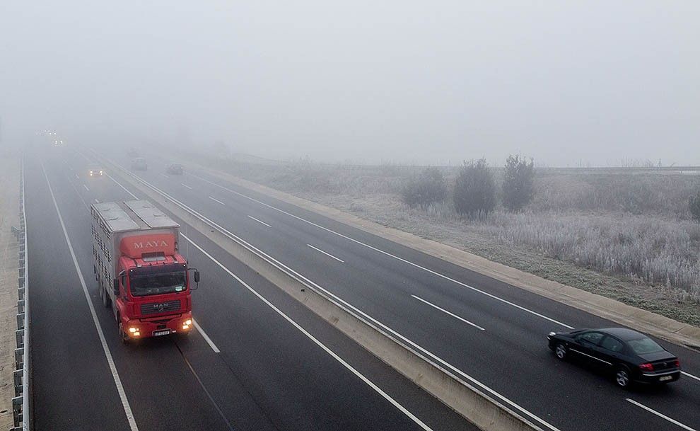 Imatge d'una carretera amb boira