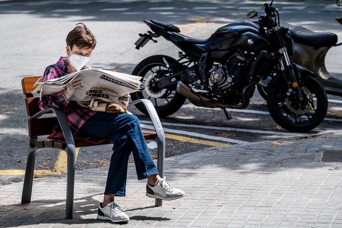 Una dona llegint el diari