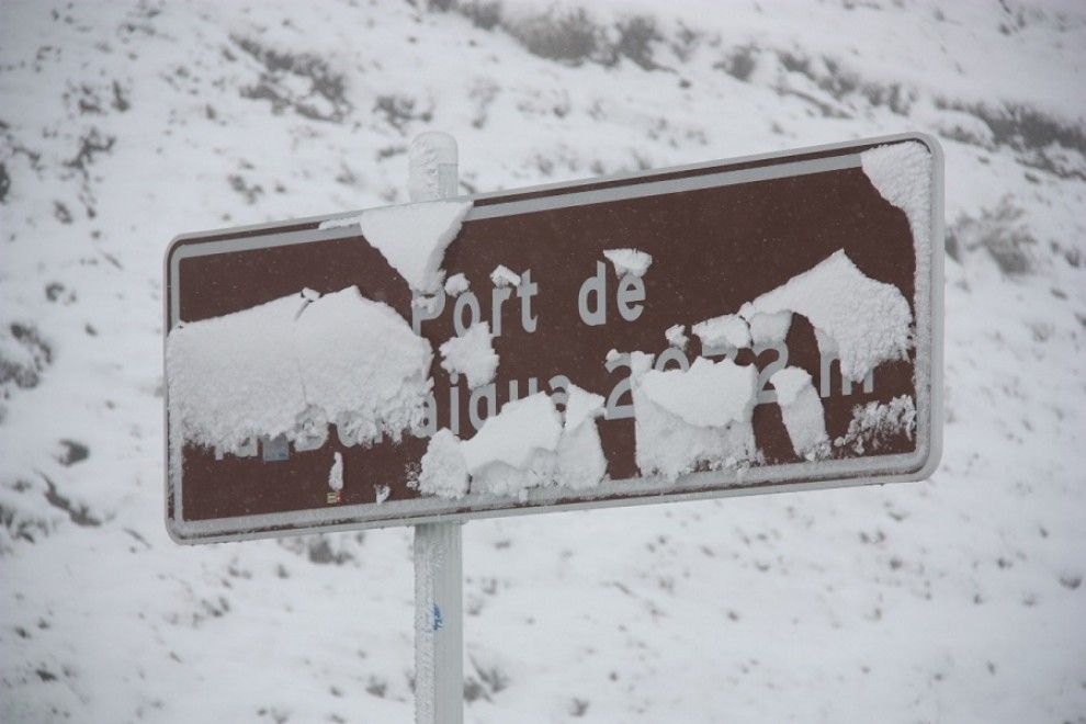 Un cartell del Port de la Bonaigua tapat per la neu