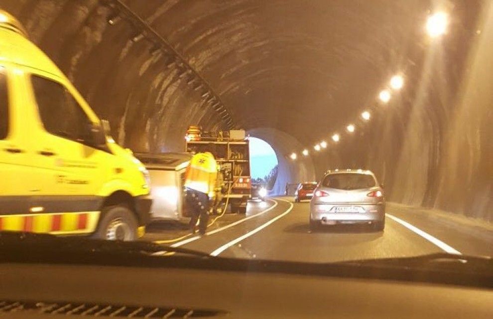 El vehicle ha quedat bolcat a l’interior del túnel