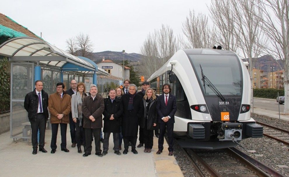 Representants del territori i de FGC a l'estació de Pobla amb el nou tren