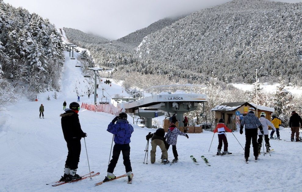 Esquiadors a punt per gaudir d’un dia d’esquí immillorable a Espot, aquest dimarts