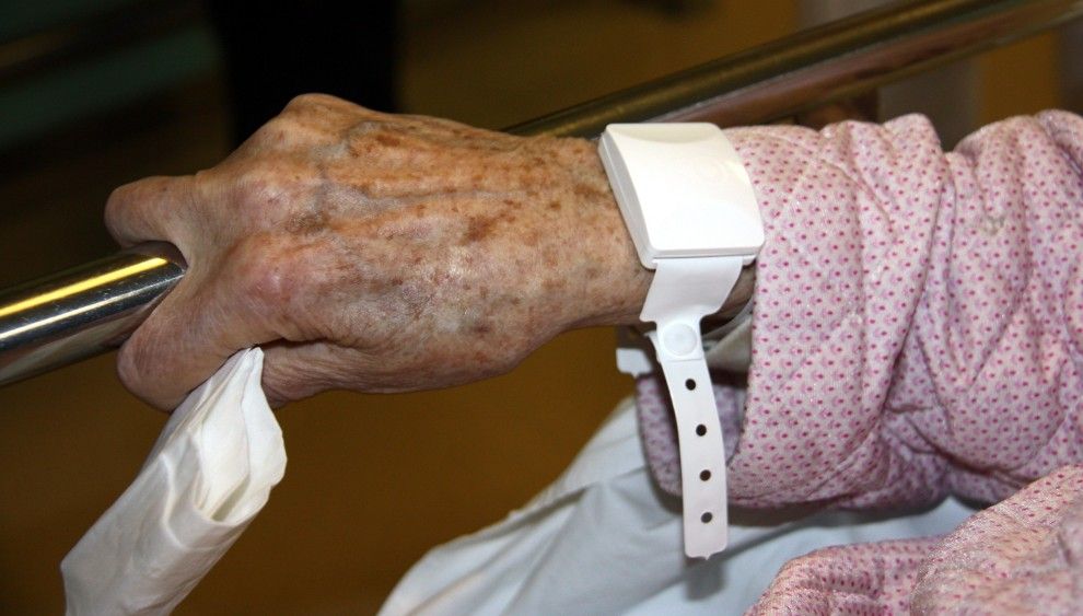Una pacient d'Urgències amb el braçalet 