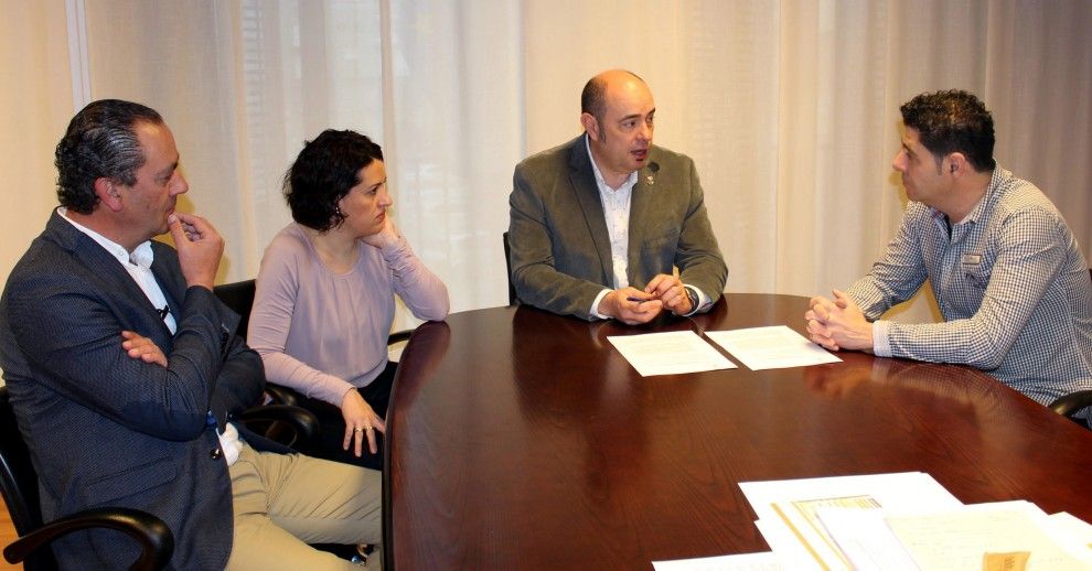 L'alcalde de Balaguer, amb el responsable de l'empresa
