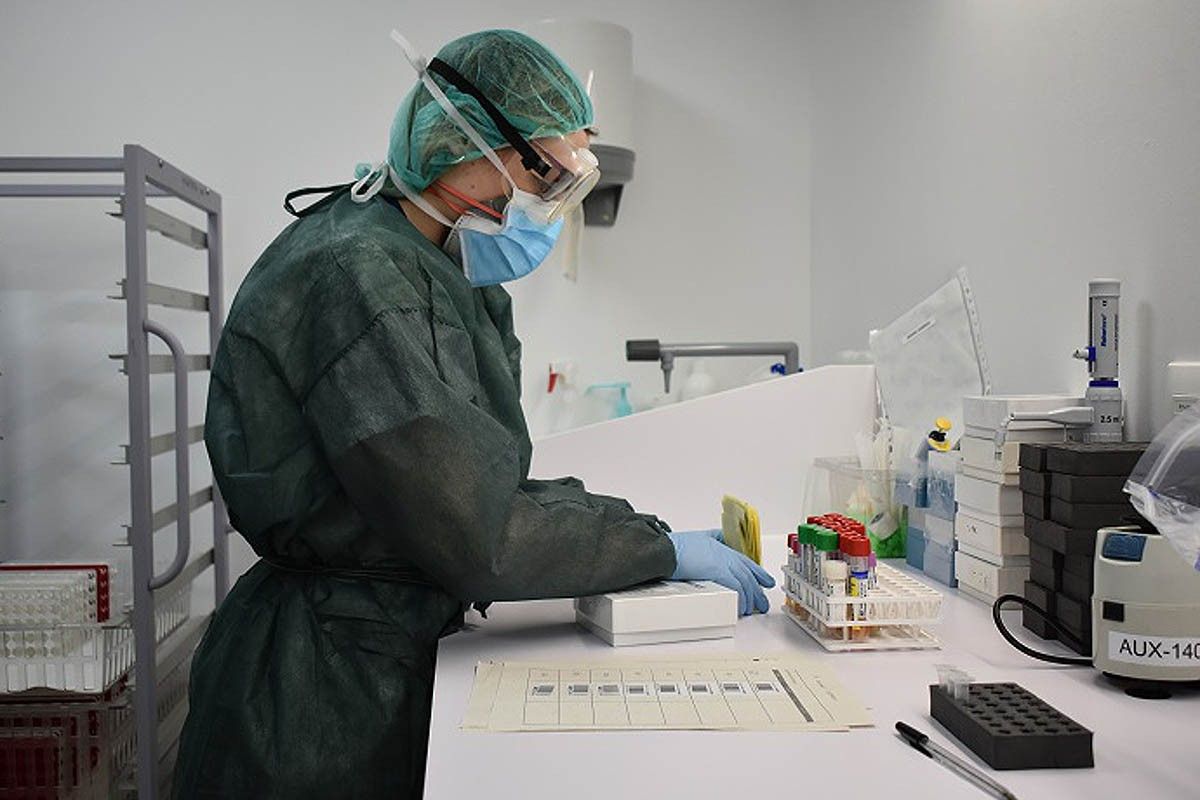 Una de les treballadores de l'ICS a Girona analitzant mostres al laboratori.
