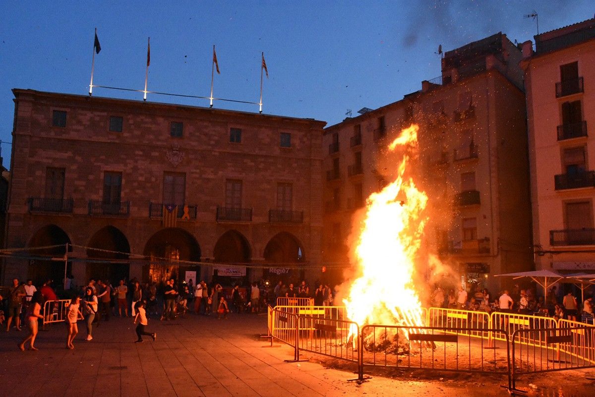Foguera de Sant Joan a la plaça Major de Manresa el 2019