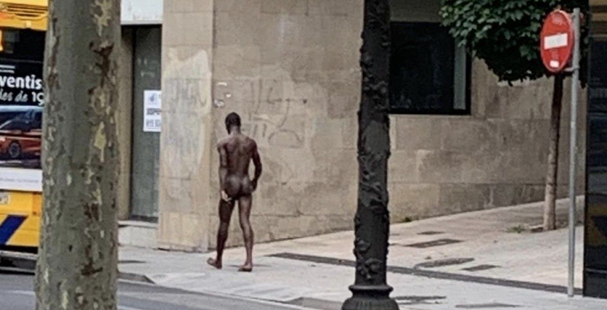 Imatge de l’home nu per un carrer de Lleida